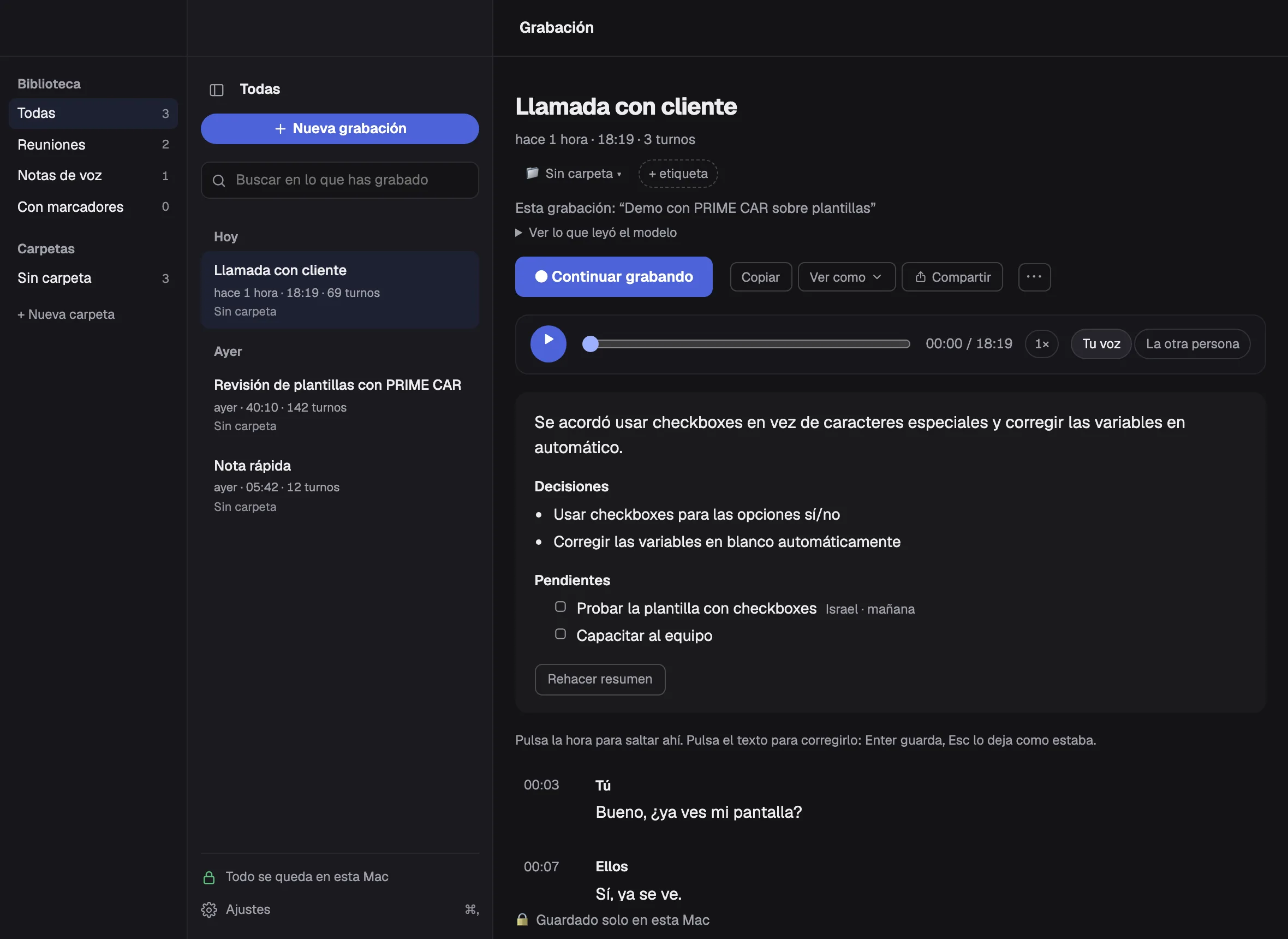 La ventana de la app con una reunión transcrita: la línea «Esta grabación: Demo con PRIME CAR sobre plantillas», el reproductor con las pistas Tu voz y La otra persona, el resumen con decisiones y pendientes, y los primeros turnos marcados como Tú y Ellos